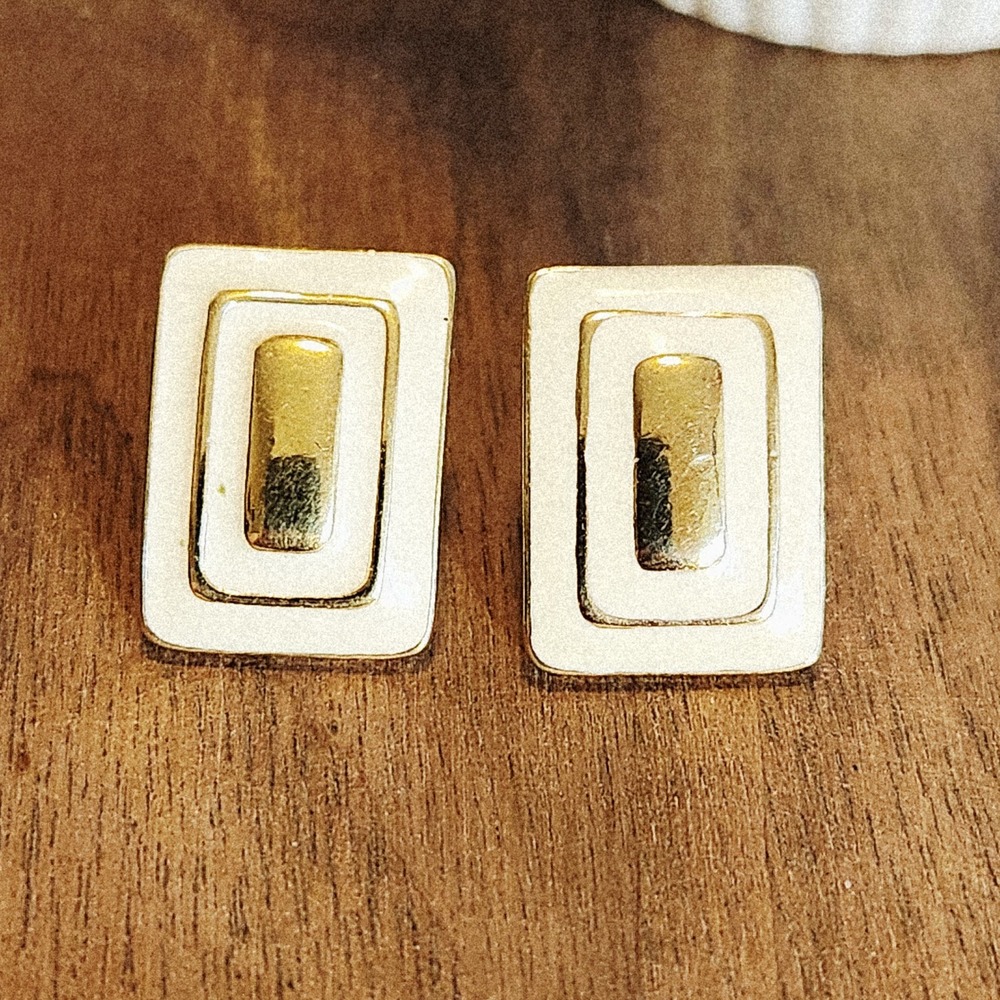 Monet‎ Vintage Gold Tone Cream Enamel Rectangular Geometric Stud Earrings 0.75"